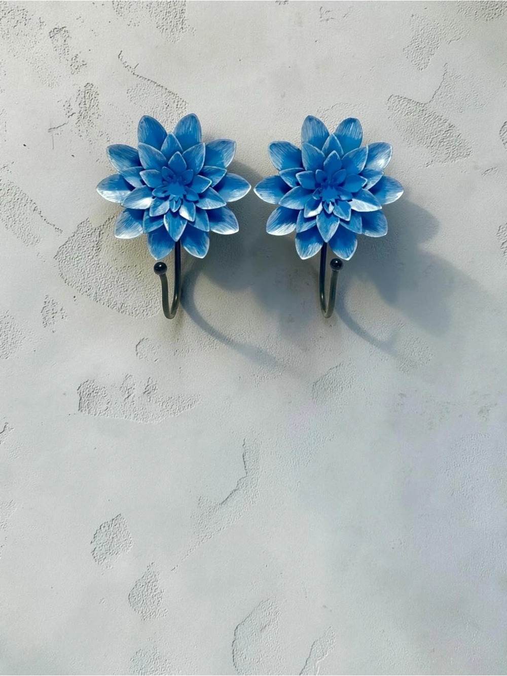Distressed blue & white flower wall hooks, typically styled as layered dahlias - Picture 2 of 3